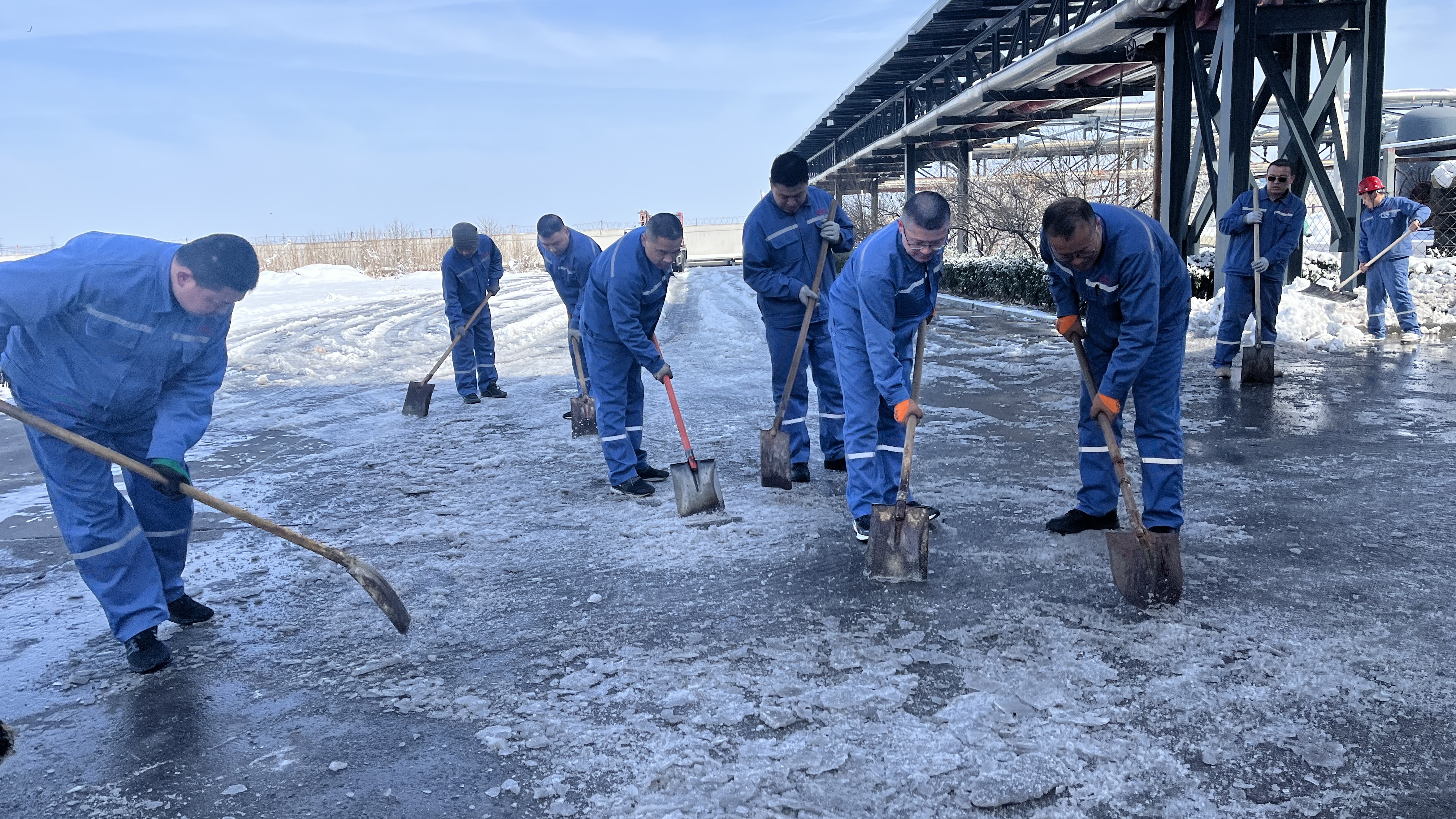 2025年3月2日迎战暴雪气象全员上阵扫雪除冰